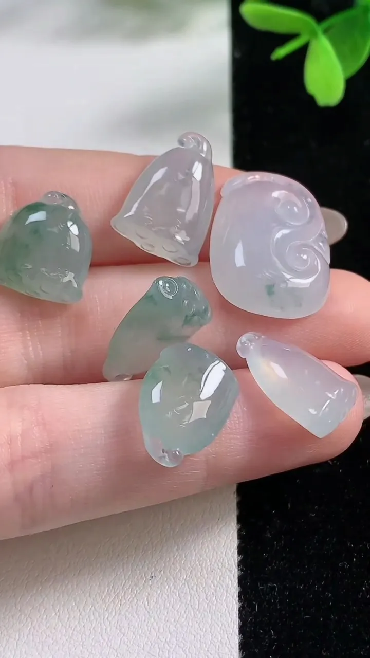 天然A货翡翠冰种飘花如意吊坠一手，尺寸21.3-15.6-4.6，重量:10.79g
11月4日