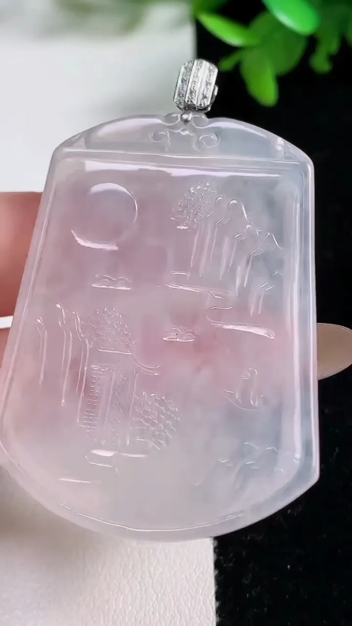 天然A货翡翠种白冰山水牌吊坠，尺寸51-39-3.9，重量:19.52g
11月4日