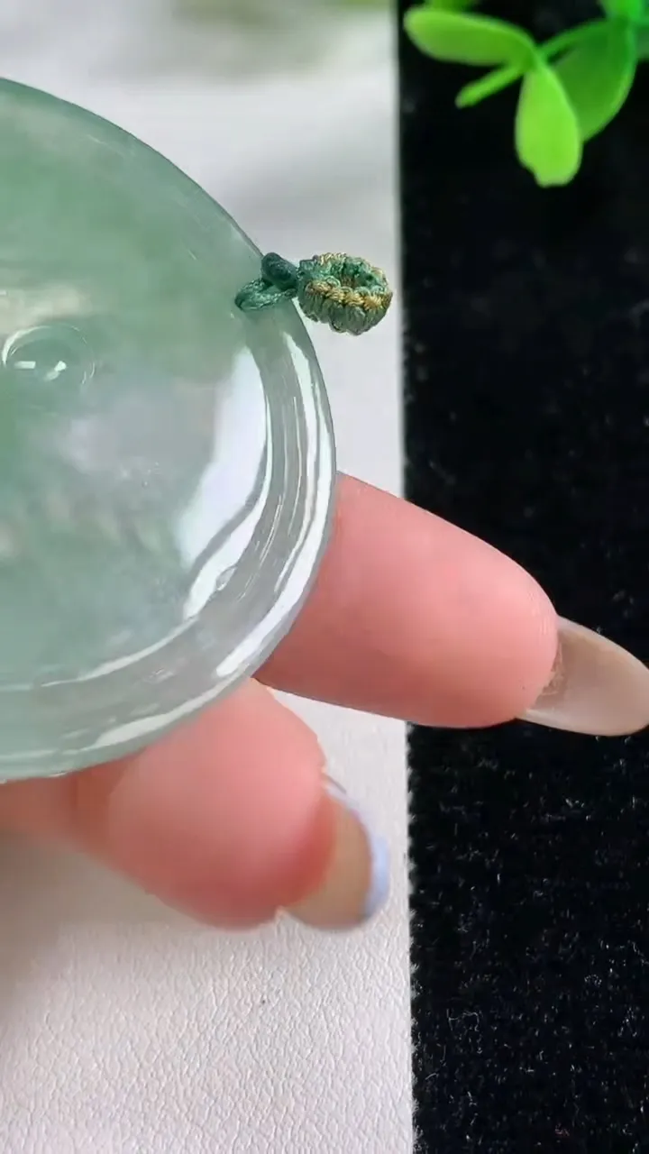 天然A货翡翠千手观音吊坠，尺寸49.1-5.2，重量:23.74g
11月4日