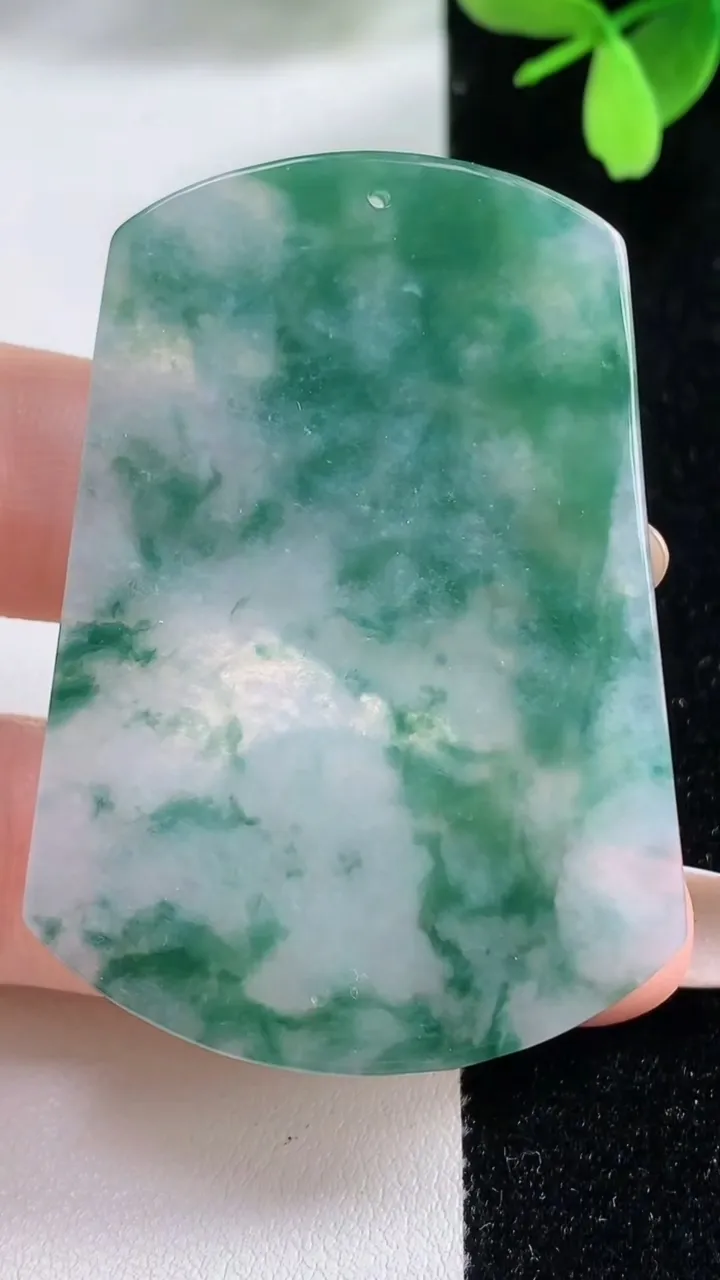 天然A货翡翠冰种飘花龙牌吊坠，尺寸53.5-37.7-4.5，重量:20.27g
11月4日