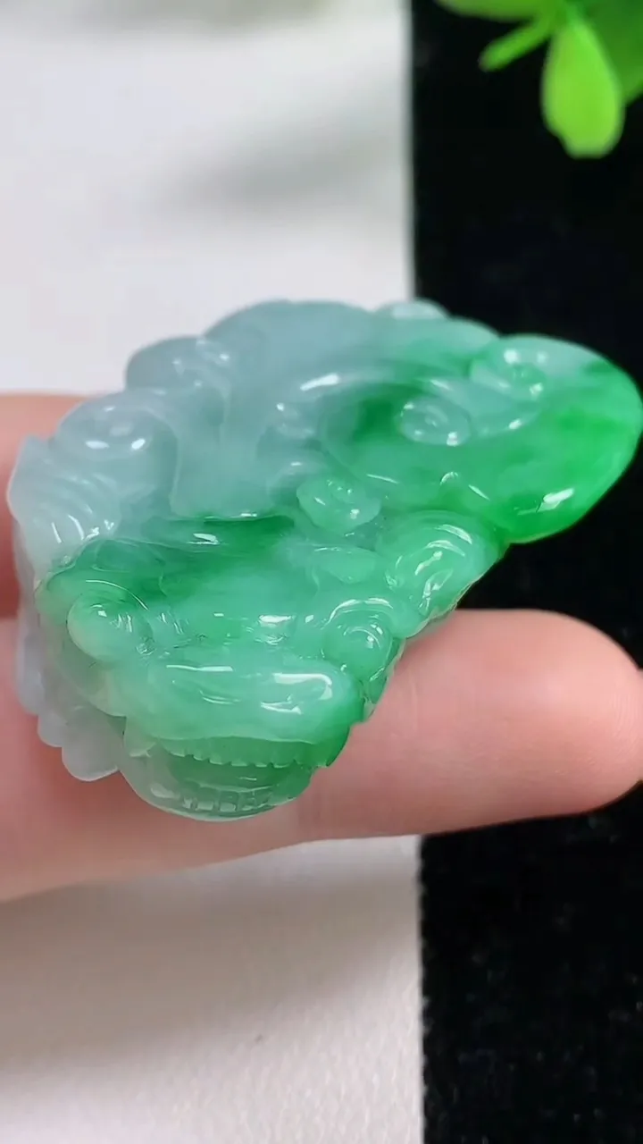 天然A货翡翠貔貅吊坠，尺寸50-27-12，重量:38.91g
11月4日