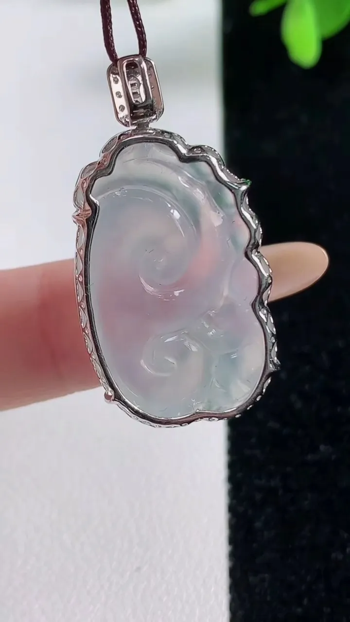 天然A货翡翠种白冰如意吊坠，尺寸27.5-17.4-6.8，重量:5.63g
11月4日