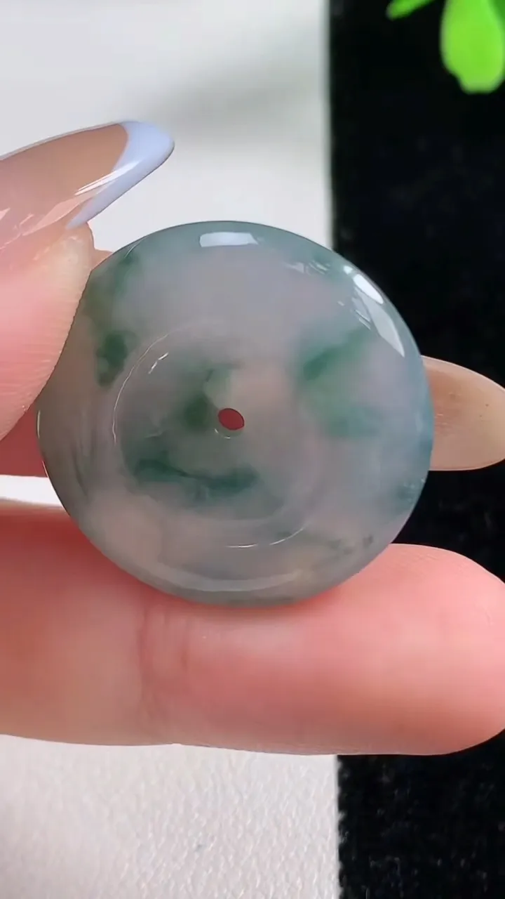 天然A货翡翠冰种飘花平安扣吊坠，尺寸25.2-5.3，重量:7.46g
11月4日