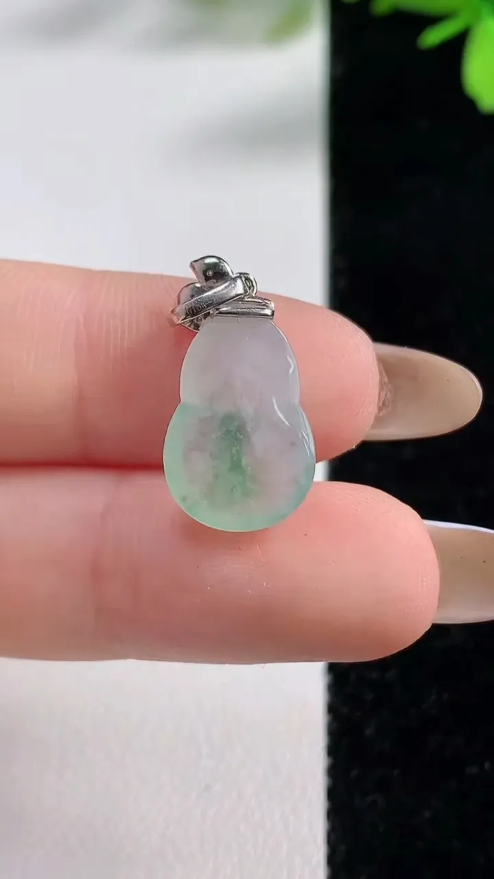 天然A货翡翠葫芦吊坠，尺寸16.2-10.7-4，重:1.76g
11月4日