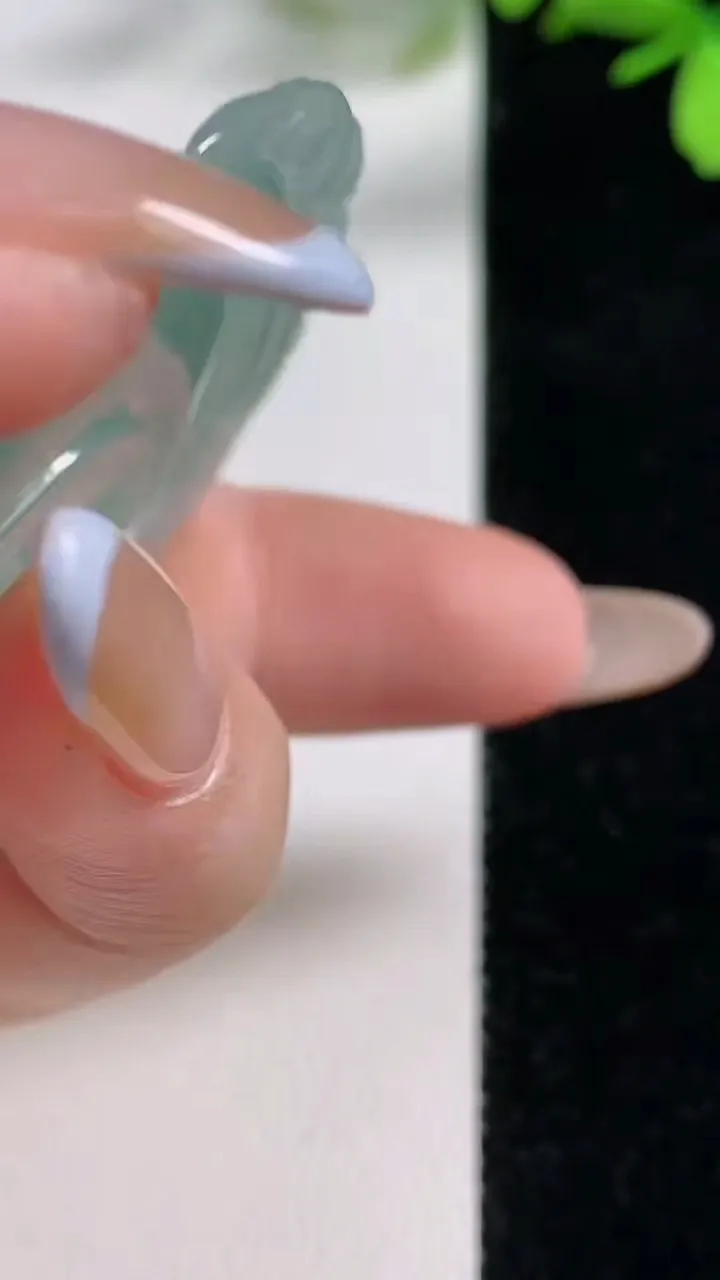 天然A货翡翠如意吊坠，尺寸53.2-40.7-5.4，重:21.56g
11月4日