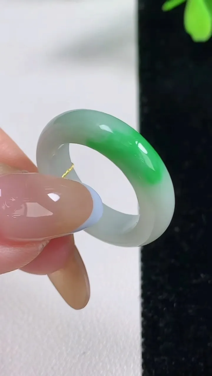 天然A货翡翠指环戒指，尺寸17.4-5.5-3.5，重量:4.26g2025年11月4日
工厂直销收藏佳品,种好水足，色泽均匀，有种有色，上手高大气！