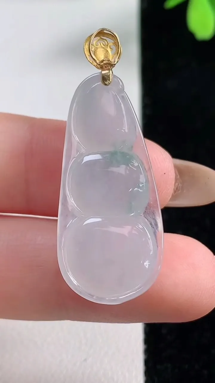 天然A货翡翠种飘花福豆吊坠，尺寸32.6-15-5.8，重量:5.24g
11月4日