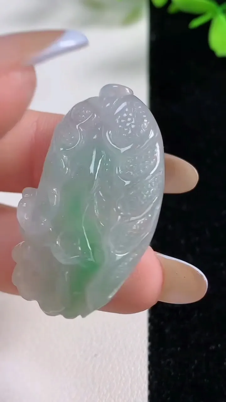 天然A货翡翠白菜吊坠，尺寸41-23-9.5，重:15.14g
11月4日