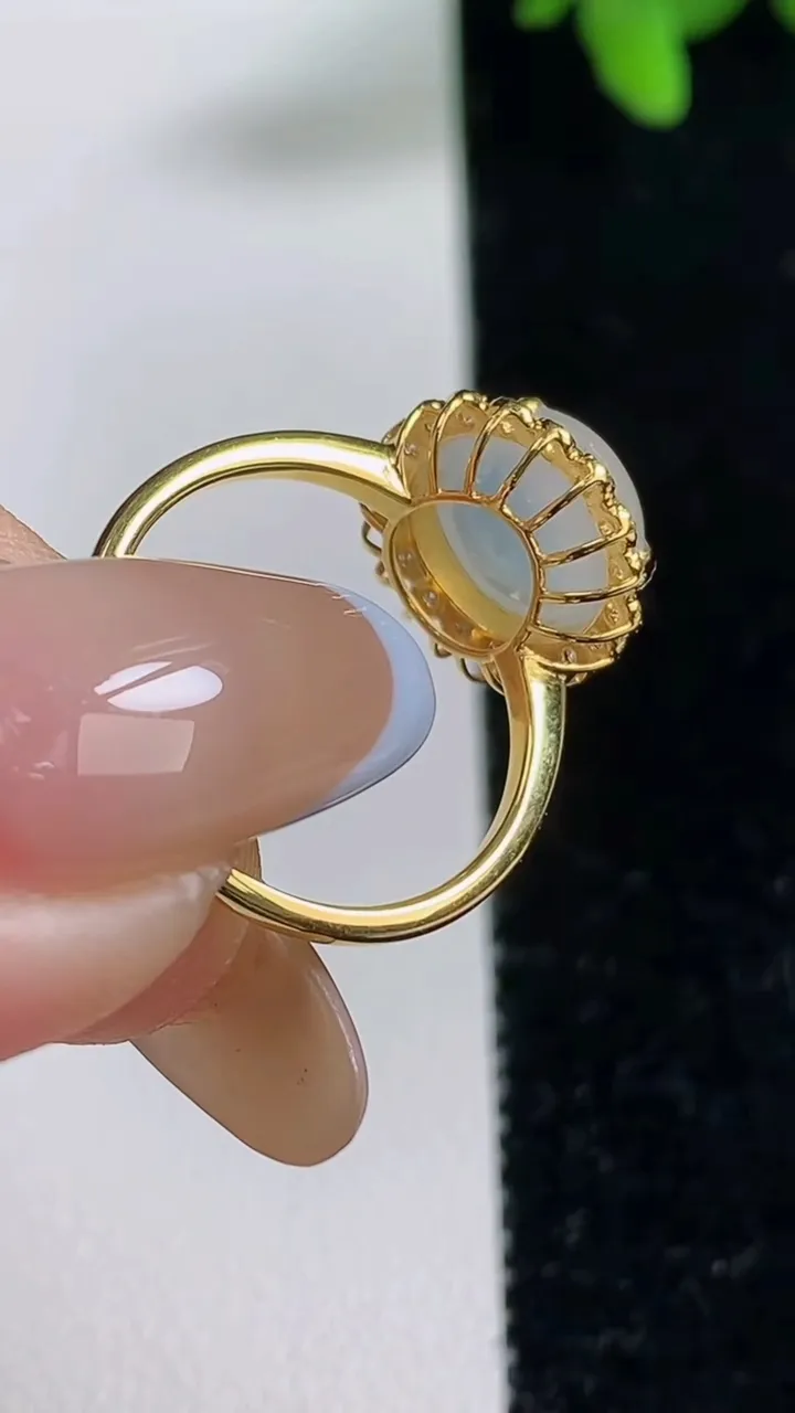 天然A货翡翠种白冰蛋面戒指，尺寸18-9.8-9-7.5，重量:2.40g2025年11月4日
工厂直销收藏佳品,种好水足，色泽均匀，有种有色，上手高大气！