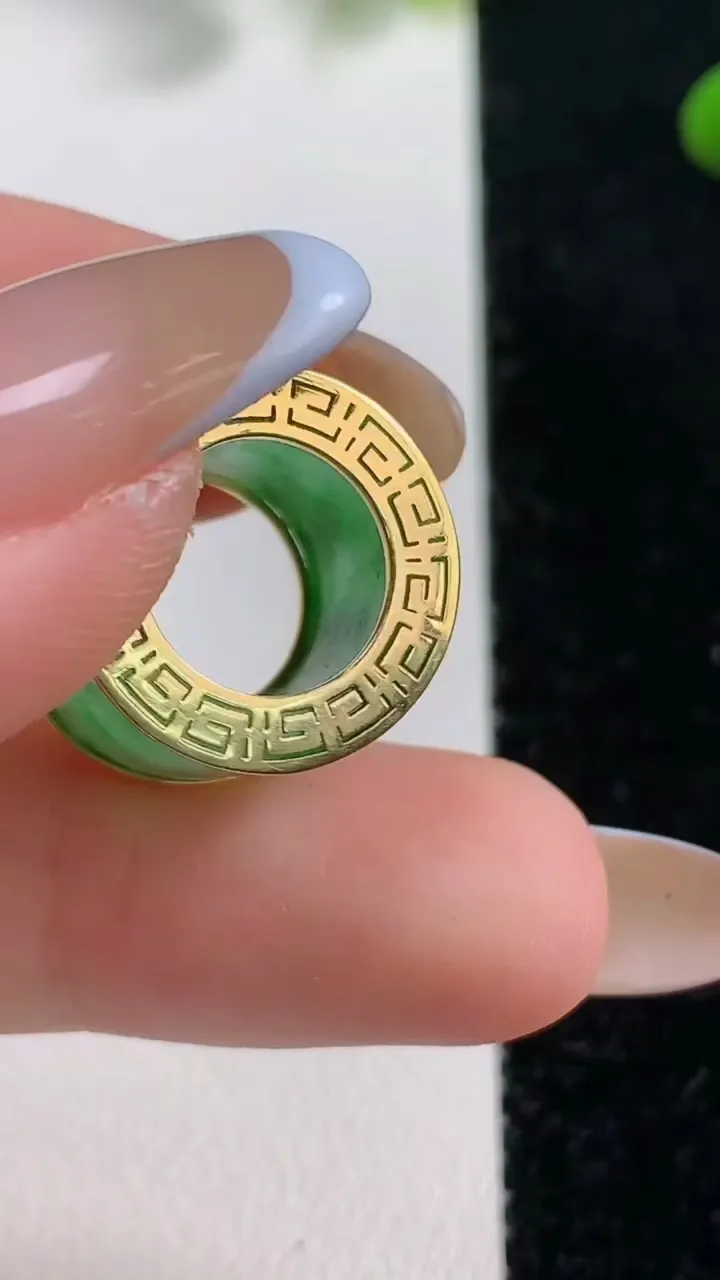 天然A货翡翠路路通吊坠，尺寸16.2-11.1，重:4.86g
11月4日