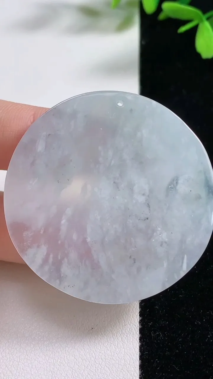 天然A货翡翠白冰无事牌吊坠，尺寸46.8-3.4，重:19.97g
11月4日