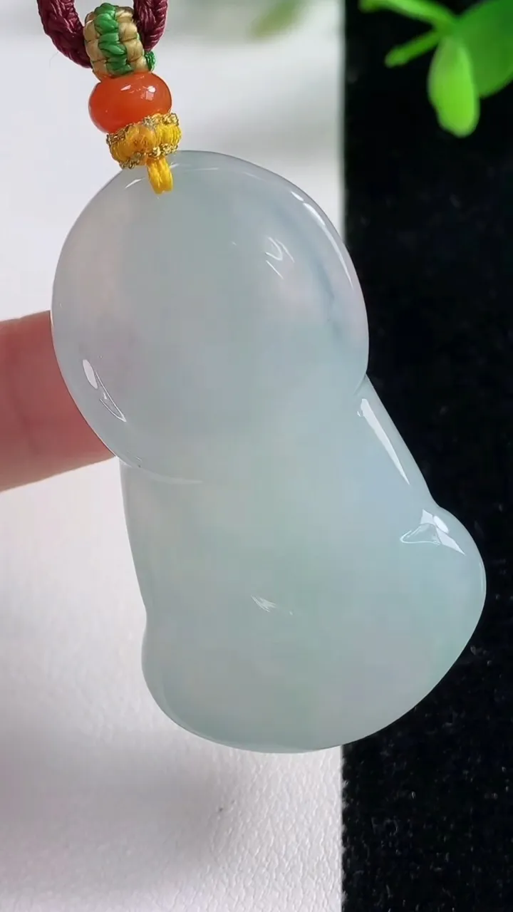 天然A货翡翠观音菩萨吊坠，尺寸48-28.5-9.8，重量:28.19g
11月4日