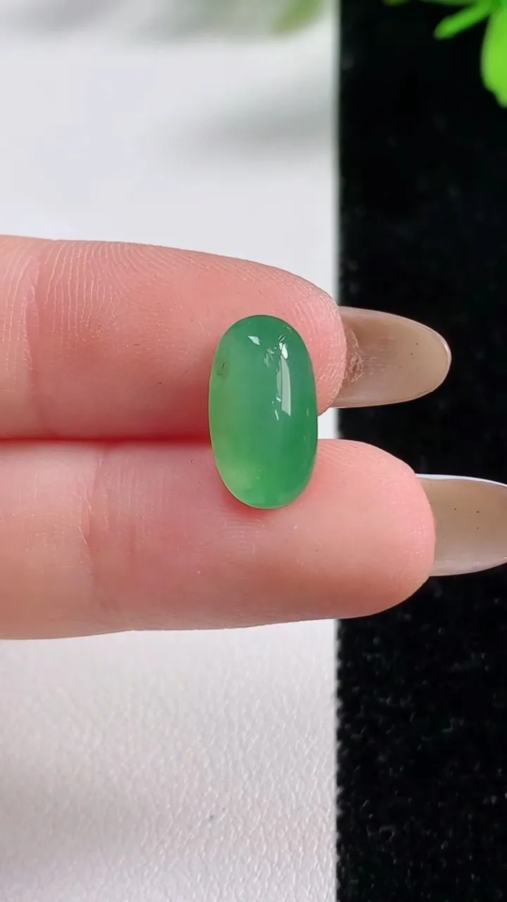 天然A货翡翠蛋面镶嵌件，尺寸13.6-7.5-4，重:0.75g
11月4日