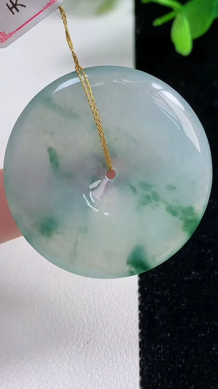 天然A货翡翠冰种飘花平安扣吊坠，尺寸38.9-5.4，重量:18.15g
11月4日