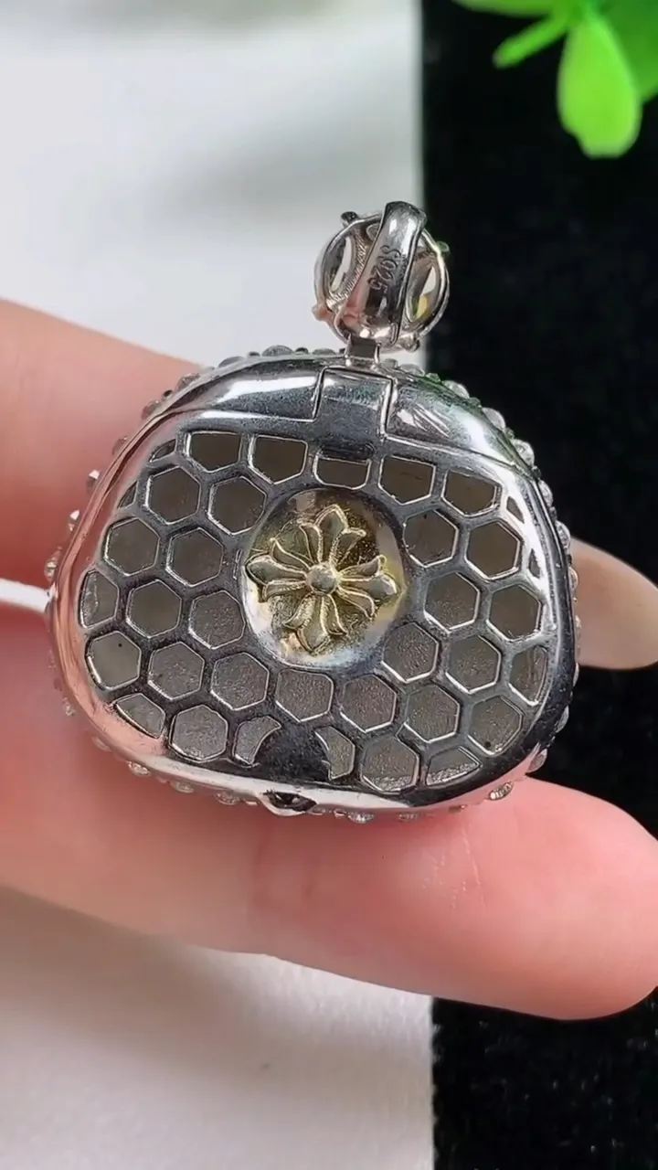 天然A货翡翠凤凰吊坠，尺寸35-30.6-10.5，裸石22.2-26.3重量:15.95g
11月4日