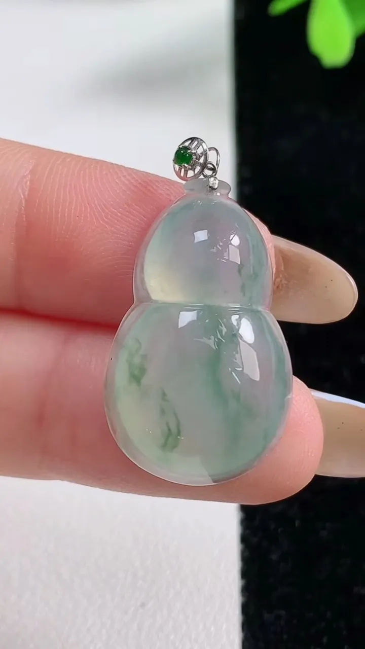 天然A货翡翠种飘花葫芦吊坠，尺寸26.3-16.4-6.3，重量:4.19g
11月4日