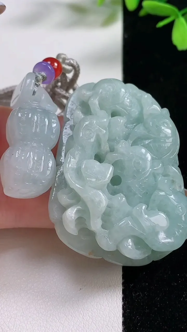 天然A货翡翠年年有余吊坠一对，尺寸52.2-37.5-13.2，重:9.63g
11月4日