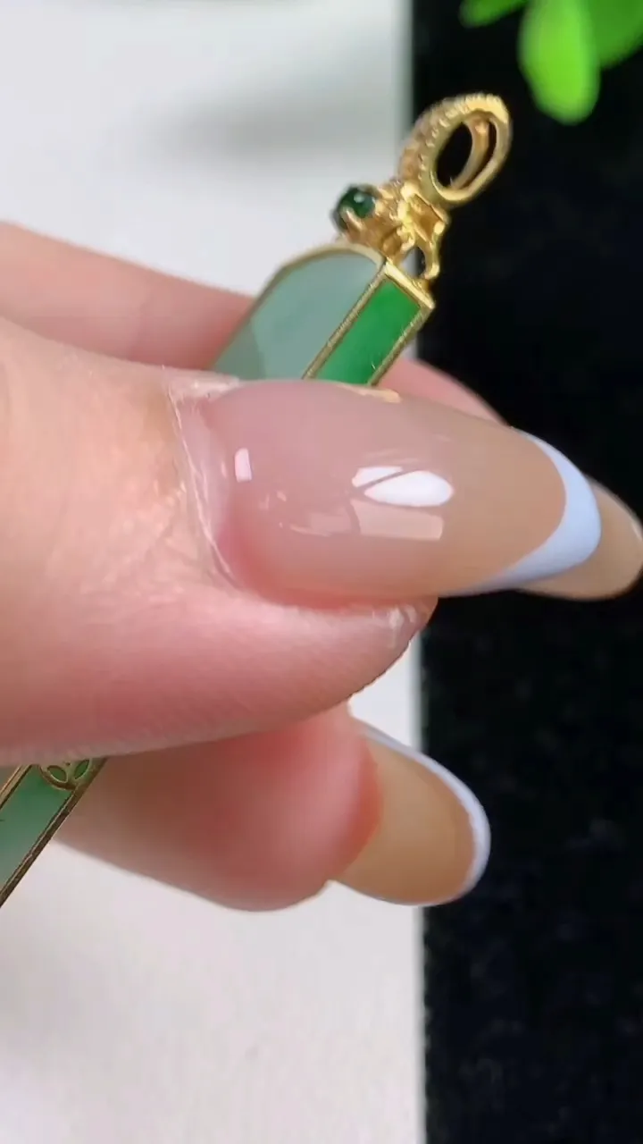 天然A货翡翠无事牌吊坠，尺寸39.6-18.6-3.5，重量:7.30g
11月4日