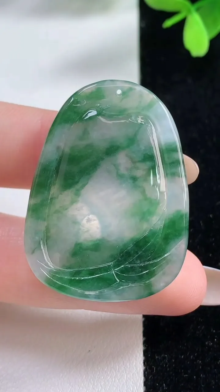 天然A货翡翠生肖蛇吊坠，尺寸39.3-29-4.4，重量:10.34g
11月4日