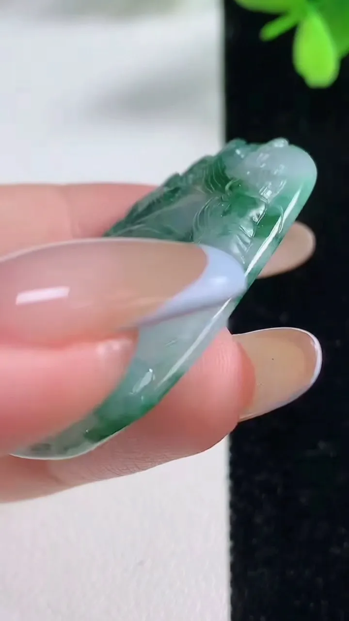 天然A货翡翠飘花生肖马吊坠，尺寸43.6-32.2-4.9，重量:12.01g
11月4日