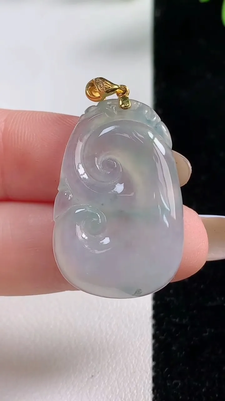 天然A货翡翠飘花如意吊坠，尺寸30.2-20.6-4.1，重:5.50g
11月4日