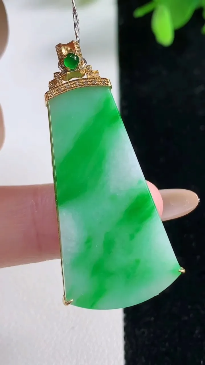 天然A货翡翠无事牌吊坠，尺寸37.4-19.6-5.2，重量:6.94g
11月4日