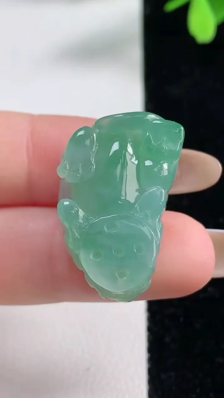 天然A货翡翠貔貅吊坠，尺寸26.2-16.5-9.7，重量:9.51g
11月4日