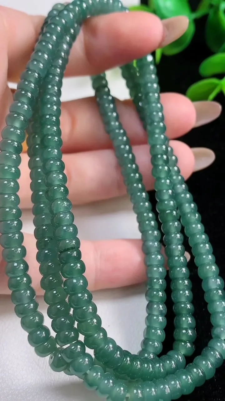 天然A货翡翠蓝水算盘珠项链231颗，尺寸5.3，重:44.33g
11月4日
