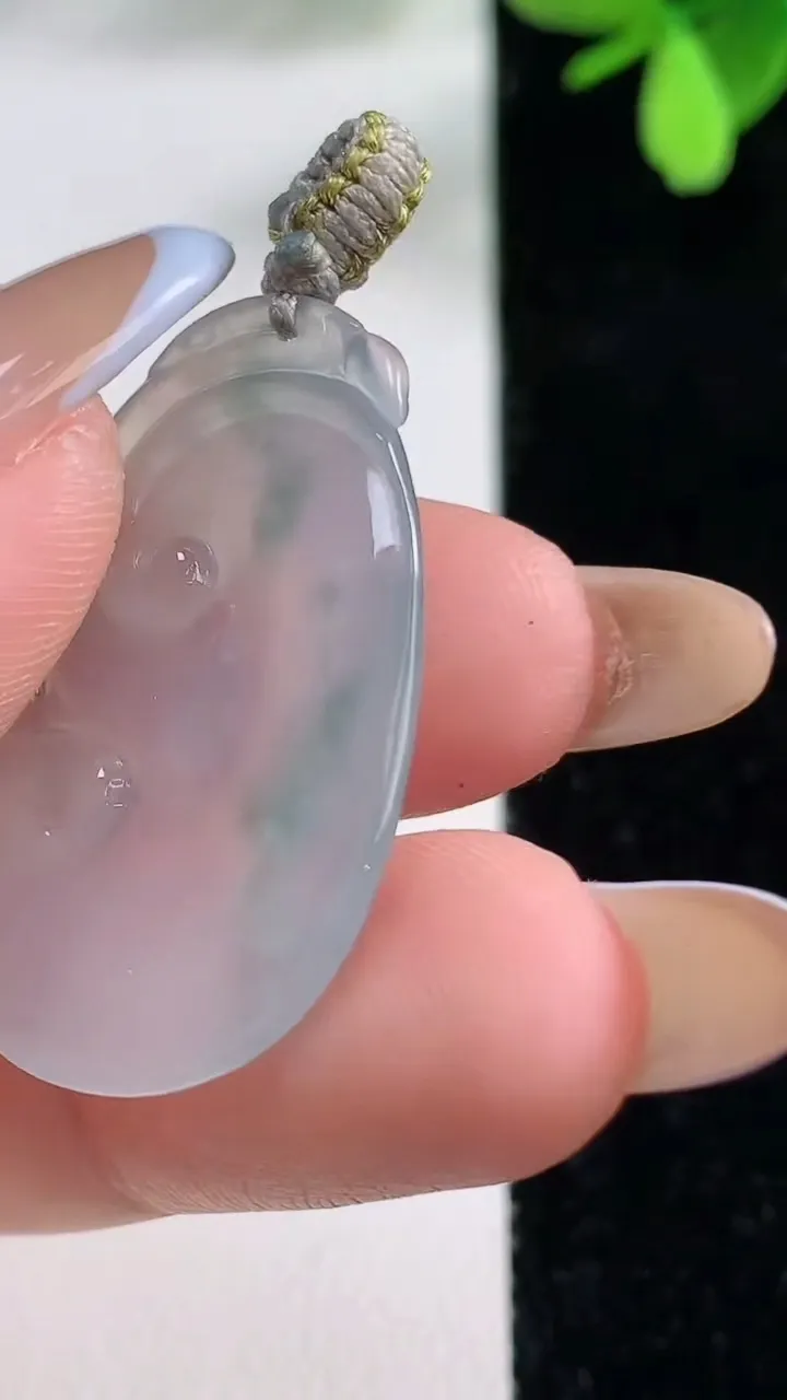 天然A货翡翠冰种飘花如意吊坠，尺寸32.3-20.5-3.4，重量:4.82g
11月4日