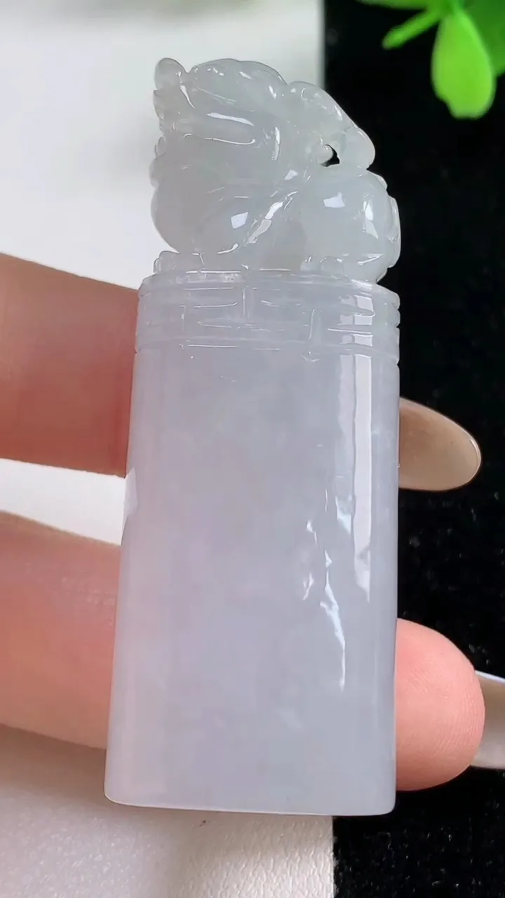 天然A货翡翠貔貅印章，尺寸56.6-20.6-13.4，重量:37.87g
11月4日