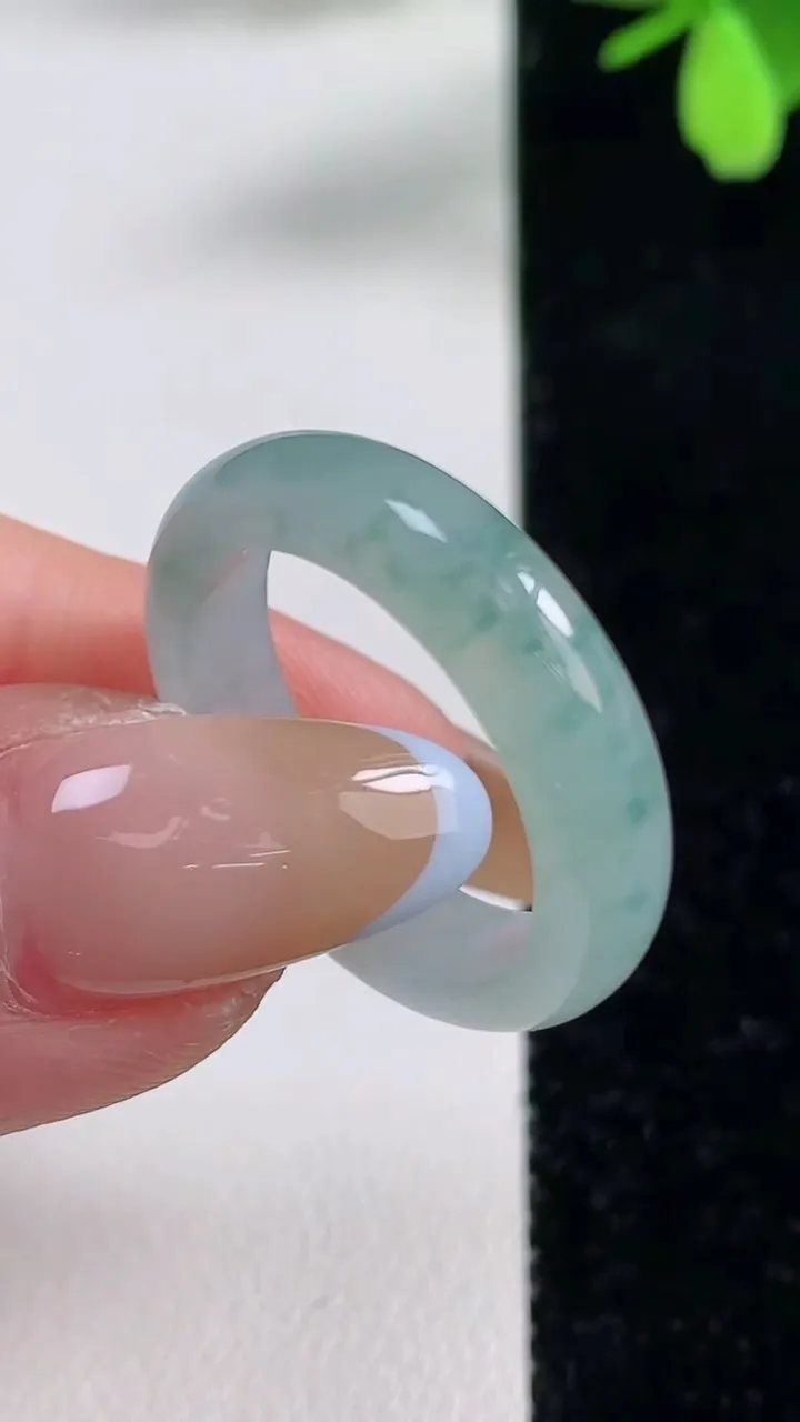 天然A货翡翠冰种飘花指环戒指，尺寸16.9-5.2-3，重量:3.81g2025年11月4日
工厂直销收藏佳品,种好水足，色泽均匀，有种有色，上手高大气！