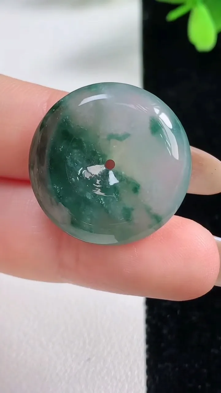 天然A货翡翠冰种飘花平安扣吊坠，尺寸24.3-5.8，重量:6.98g
11月4日