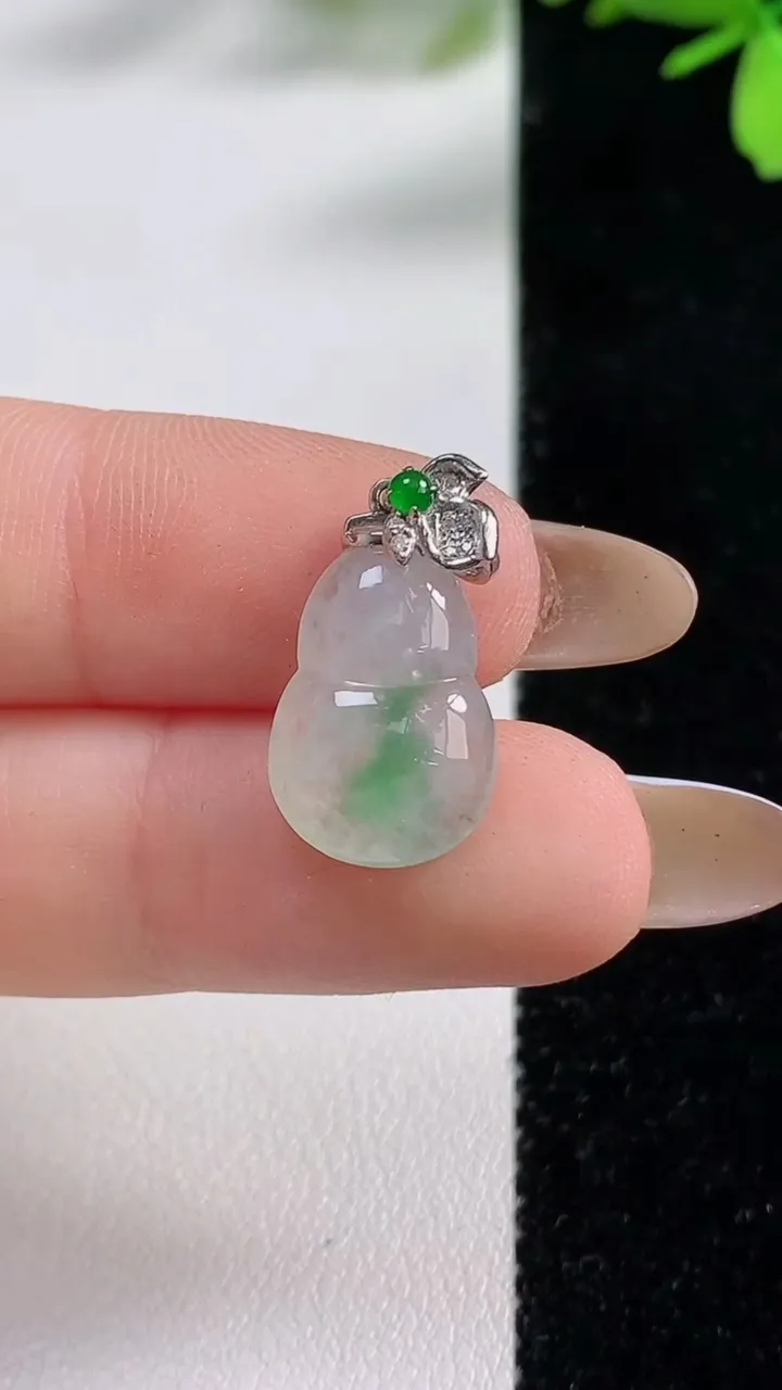 天然A货翡翠葫芦吊坠，尺寸16.2-10.7-4，重:1.76g
11月4日