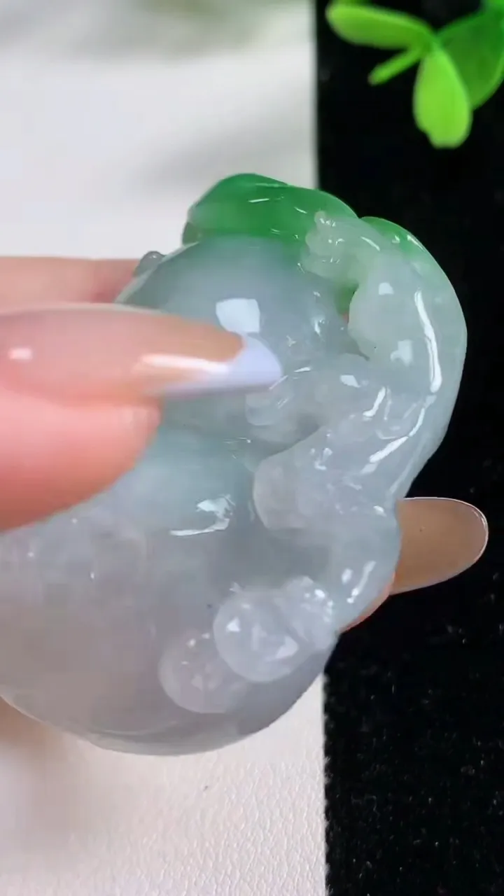 天然A货翡翠葫芦吊坠，尺寸49.8-37.7-11.4，重量:41.74g
11月4日