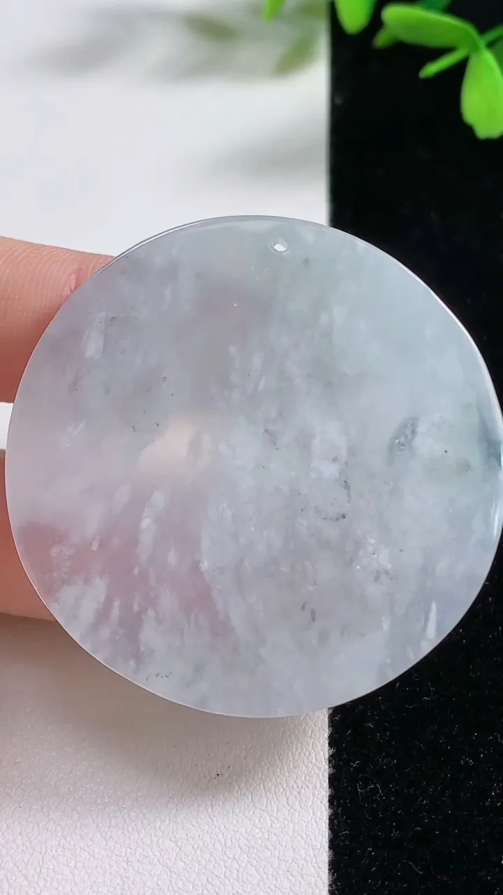 天然A货翡翠白冰无事牌吊坠，尺寸46.8-3.4，重:19.97g
11月4日