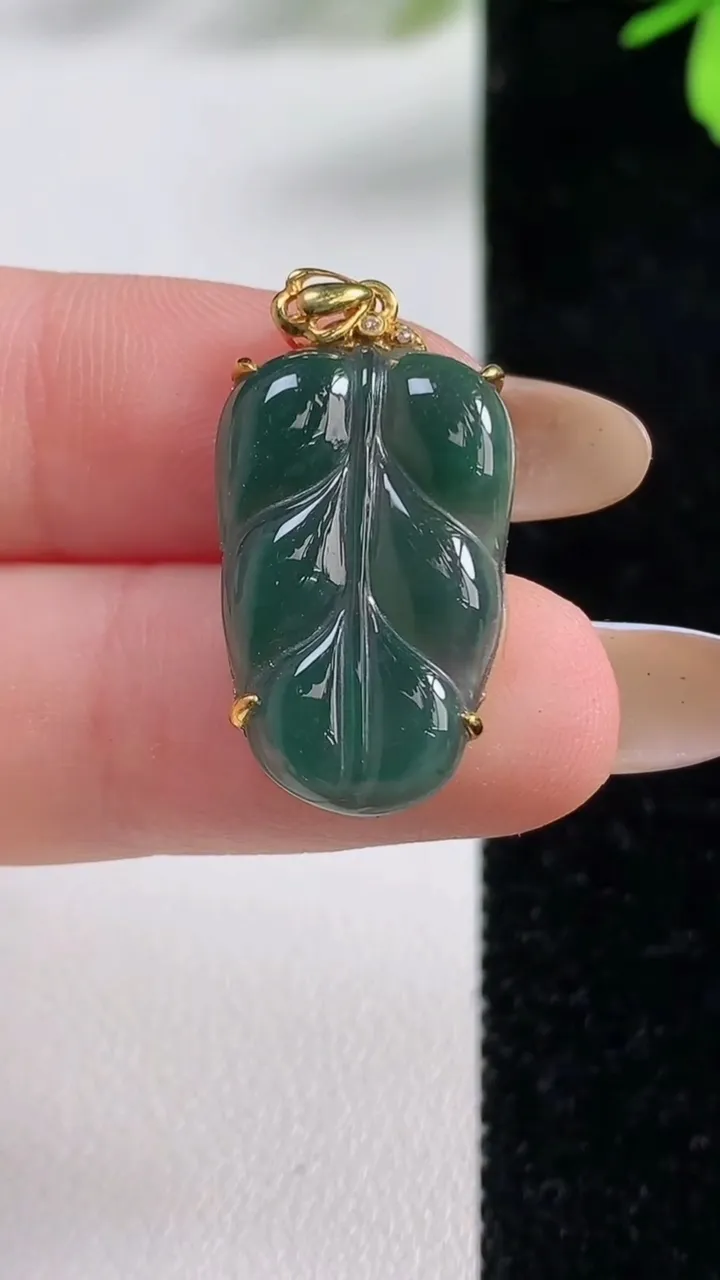 天然A货翡翠k金蓝水金枝玉叶 叶子吊坠，尺寸30-14.5-3.8，重:2.42g
11月4日