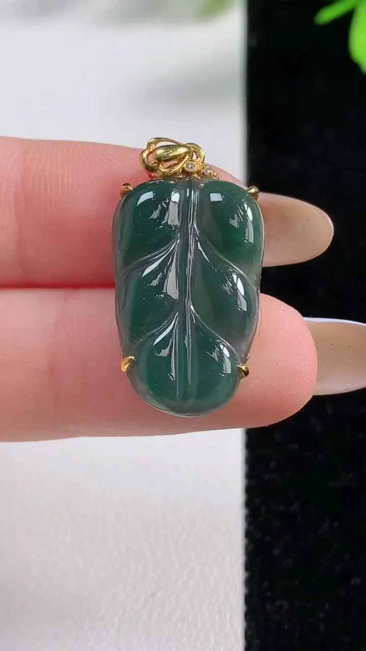 天然A货翡翠k金蓝水金枝玉叶 叶子吊坠，尺寸30-14.5-3.8，重:2.42g
11月4日