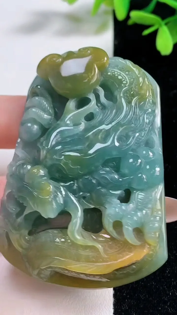 天然A货翡翠蓝水双彩龙牌吊坠，尺寸66-46-15，重:73.22g
11月4日