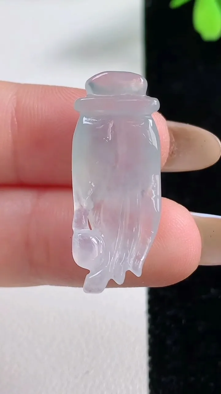 天然A货翡翠掌上明珠吊坠，尺寸29.2-12-6.5，重量:3.59g
11月4日