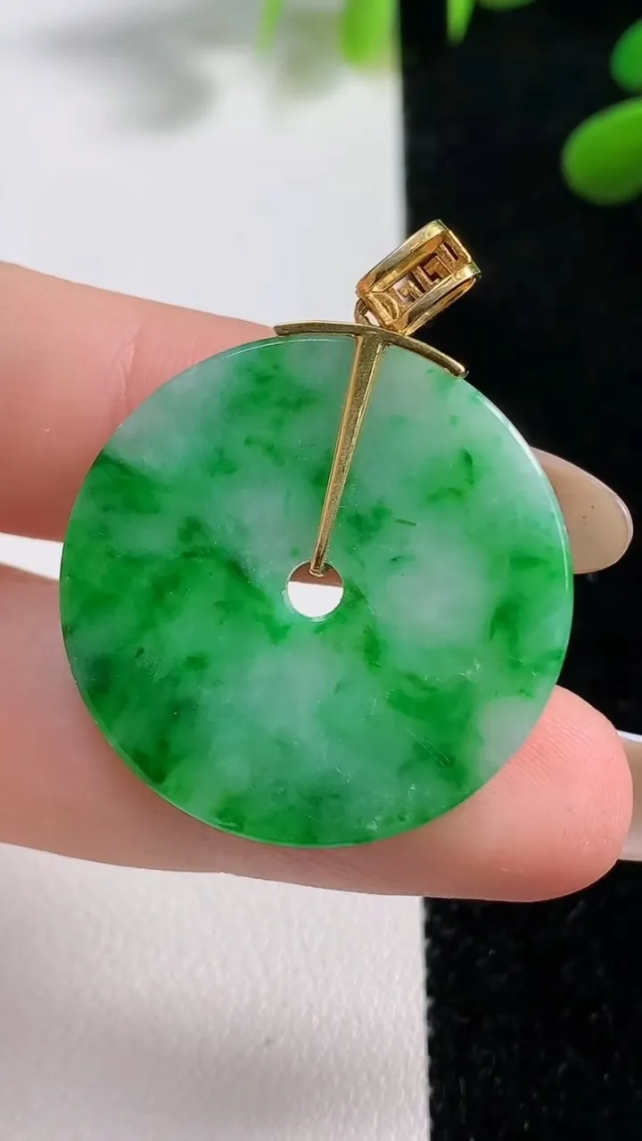 天然A货翡翠平安扣吊坠，尺寸28.8-2，重:5.63g
11月4日