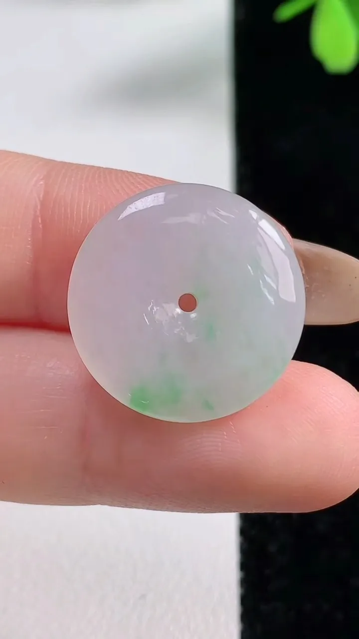 天然A货翡翠平安扣吊坠，尺寸20-4.1，重量:3.48g
11月4日