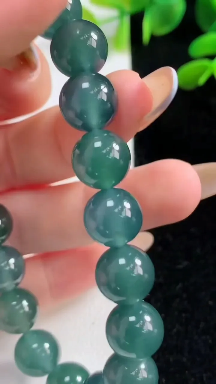 天然A货翡翠蓝水圆珠手串19颗，尺寸10，重:33.05g11月4日
工厂直销收藏佳品,种好水足，色泽均匀，有种有色，上手高大气！