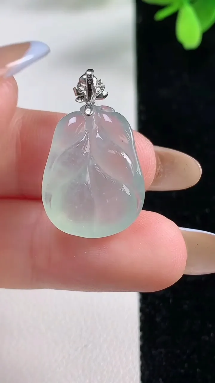 天然A货翡翠金枝玉叶 叶子吊坠，尺寸20-16-7，重量:3.97g
11月4日