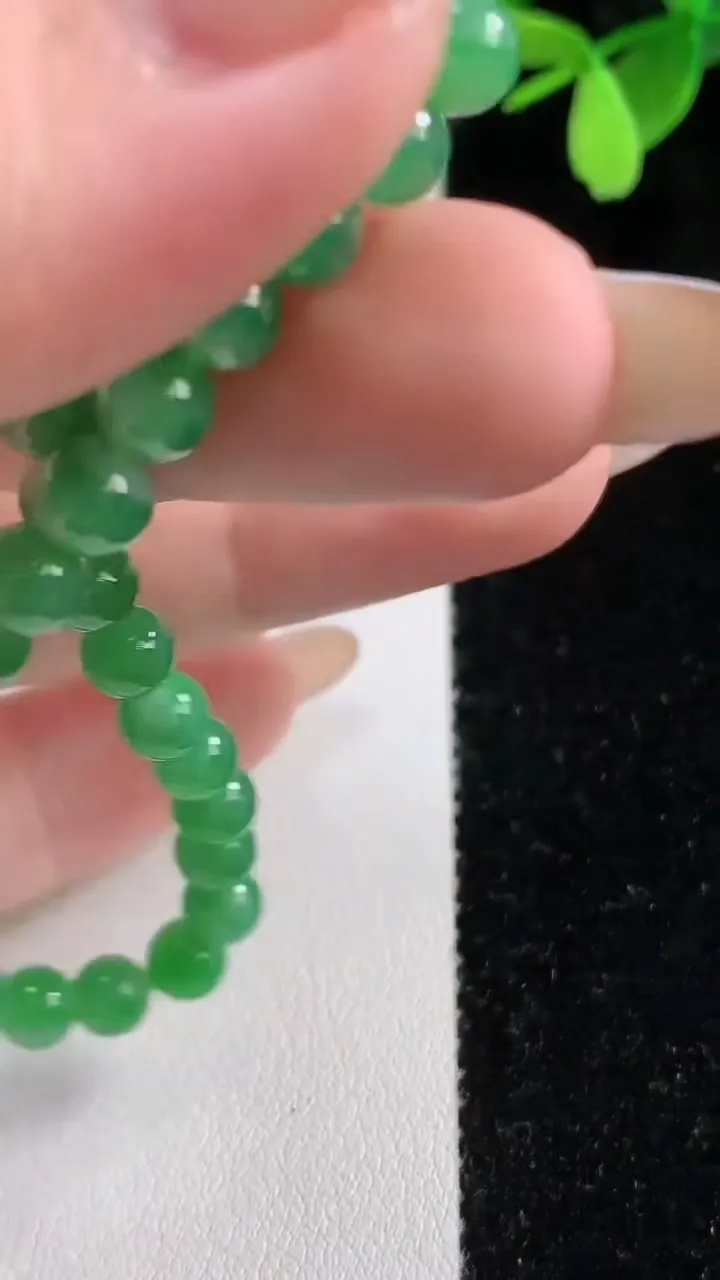 天然A货翡翠圆珠手串，尺寸5.1-34颗，重量:8.53g11月4日
工厂直销收藏佳品,种好水足，色泽均匀，有种有色，上手高大气！