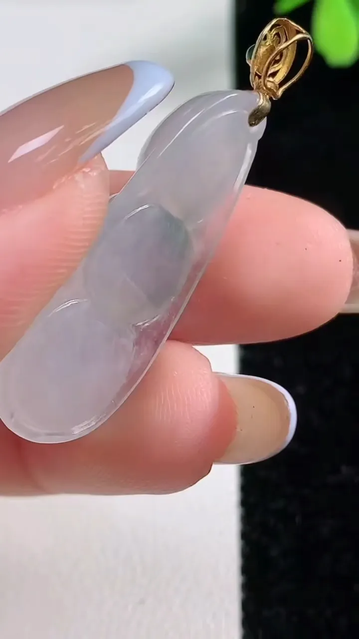 天然A货翡翠种飘花福豆吊坠，尺寸32.6-15-5.8，重量:5.24g
11月4日