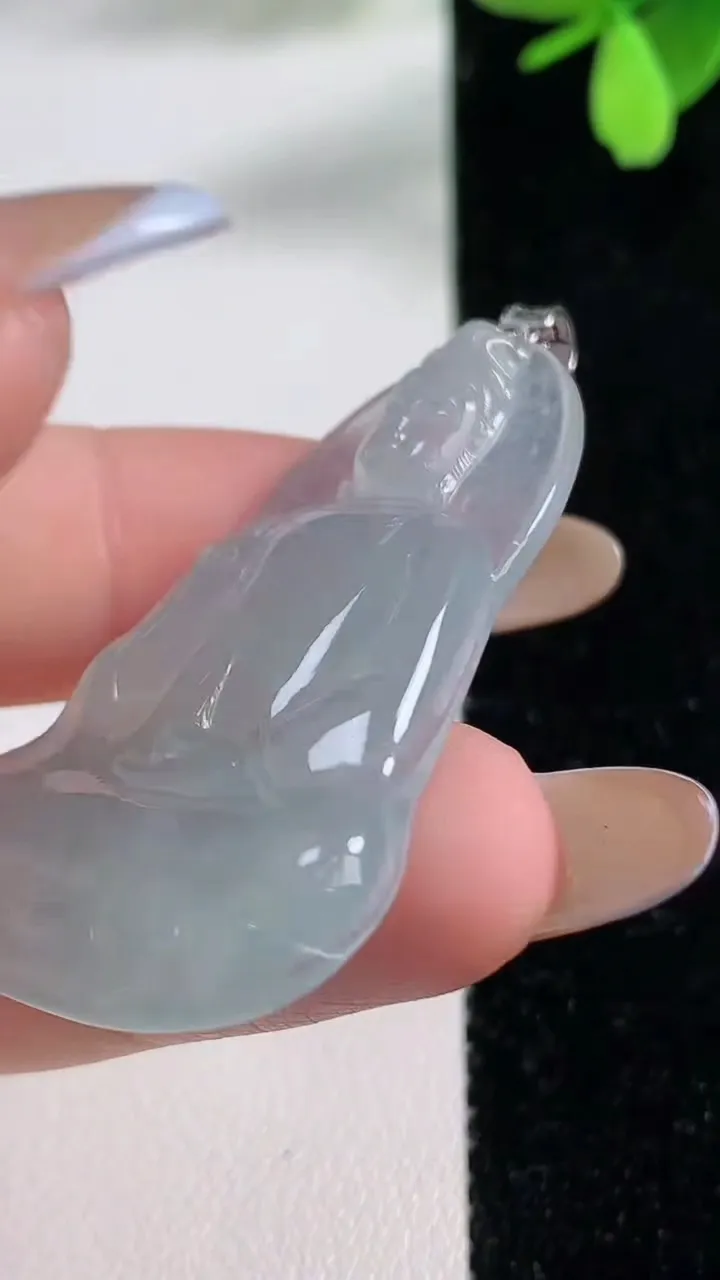 天然A货翡翠种白冰观音菩萨吊坠，尺寸45.6-27.3-4.6，重量:9.94g
11月4日