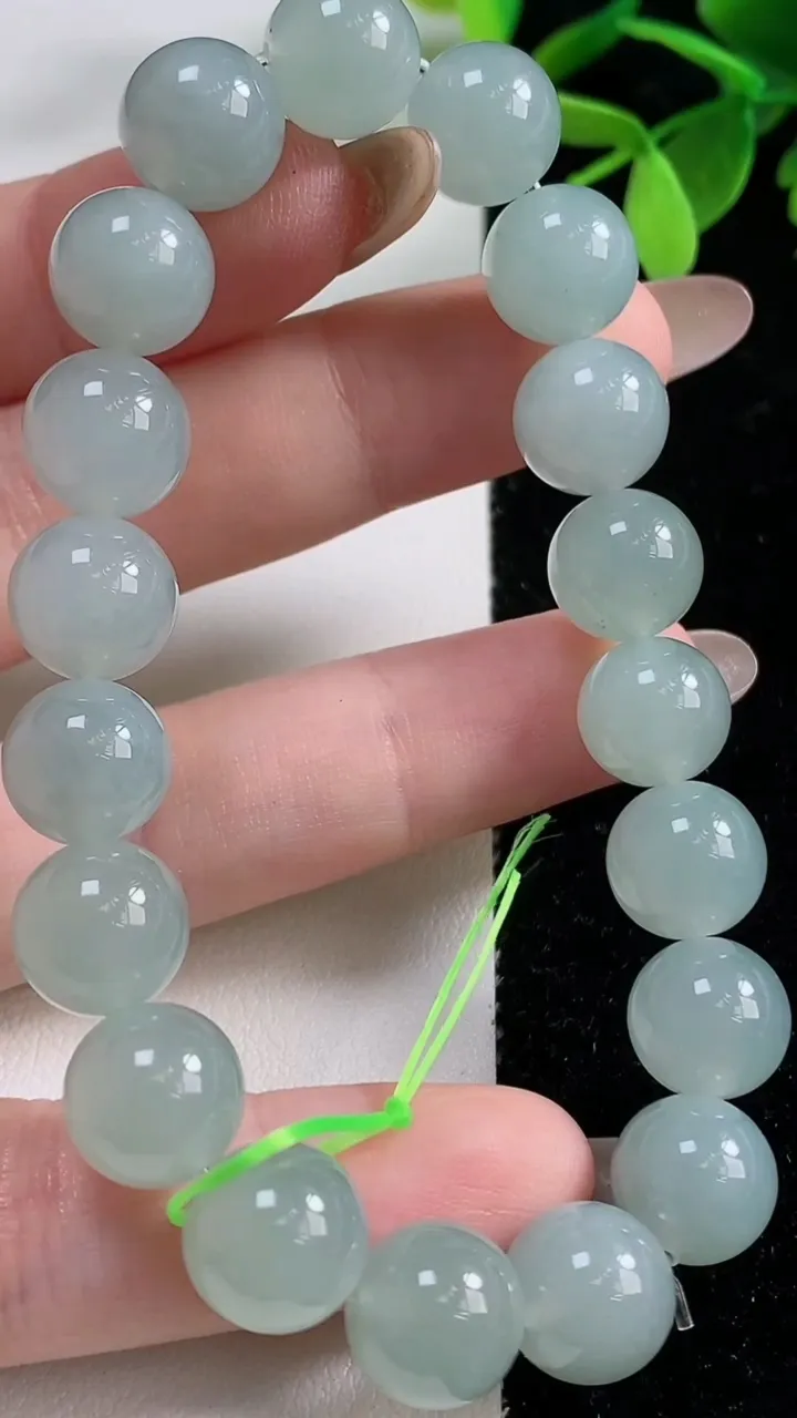 天然A货翡翠圆珠手串，尺寸10.2-19颗，重量:35.82g11月4日
工厂直销收藏佳品,种好水足