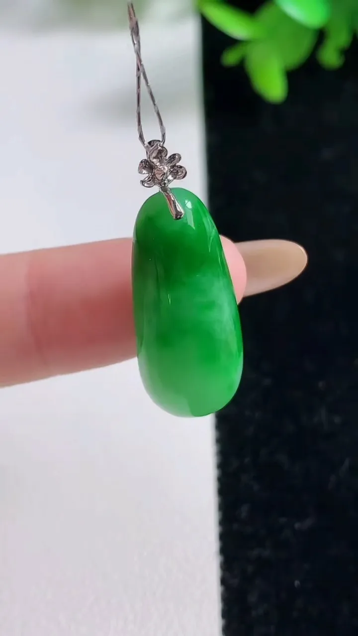 天然A货翡翠福瓜吊坠，尺寸25.2-10.8-5.5，重量:3.44g
11月4日