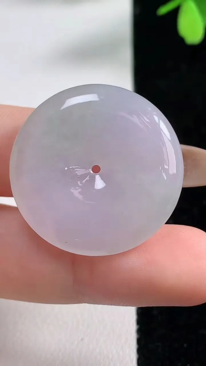 天然A货翡翠平安扣吊坠，尺寸28.2-5.5，重量:9.01g
11月4日