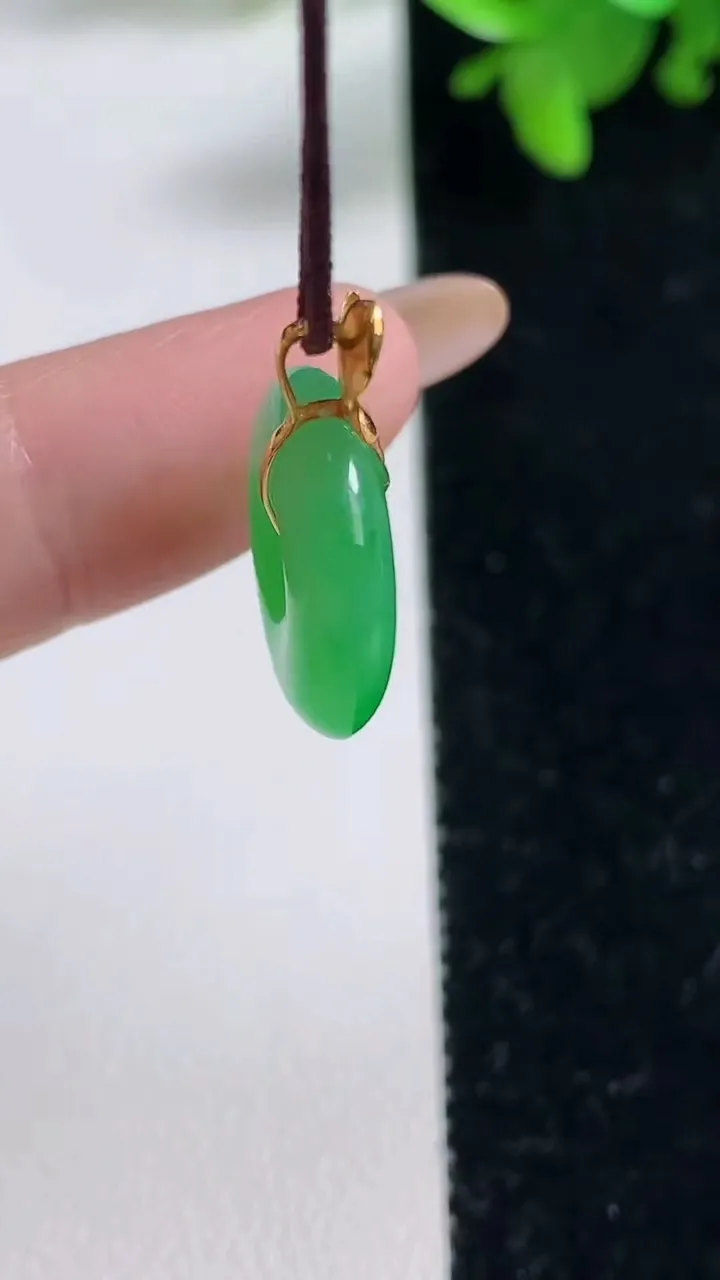 天然A货翡翠平安扣吊坠，尺寸16.5-4.5，重量:2.72g
11月4日